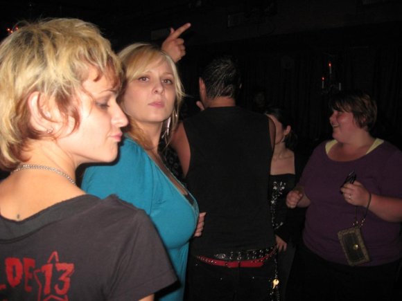 The girls dancing to the F-UNITS.