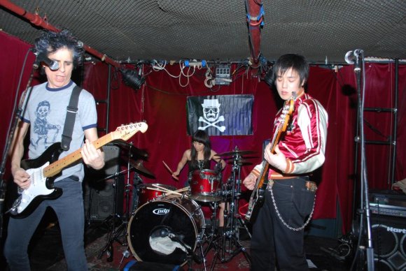 THE UNDEAD rock!