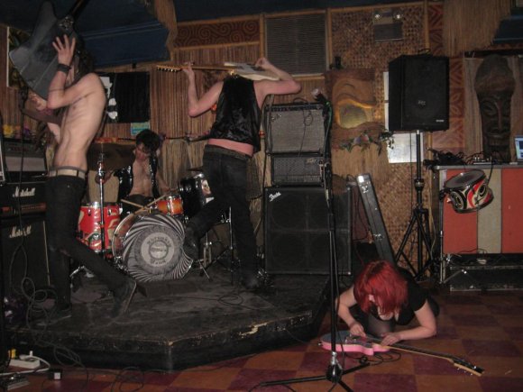 SIOUX CITY PETE & THE BEGGARS going nuts!