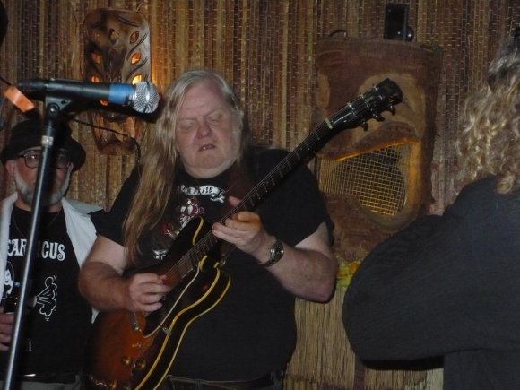 Mr. WOOD watching WILD BILL THOMPSON tear it up!