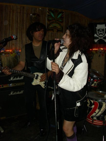 DIDI sings with JOFF in the background.