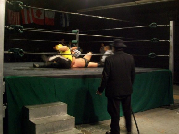 MOE SEXTON beats the count.