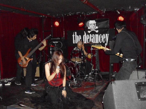HEAD PHONES PRESIDENT/MAR (in the shadows), NARUMI, ANZA, BATCH and HIRO