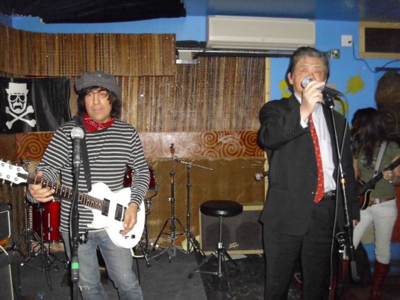 JOFF, Mr. CHANG and BABS start the "SOFA KING" WILDE JAM!