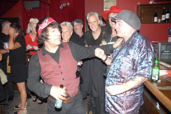 JOFF, JANIS SHAW (CRAYOLAS), KEVIN, GASS and LEEE hanging at the bar!