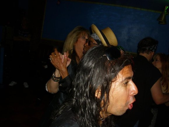 Who's the loving couple behind this blockhead?