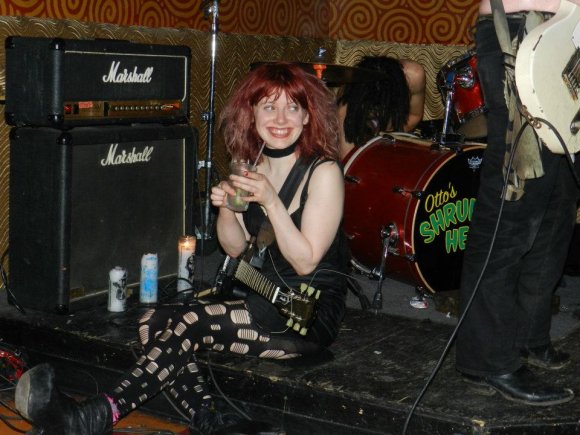 AMANDA wets her whistle between songs!
