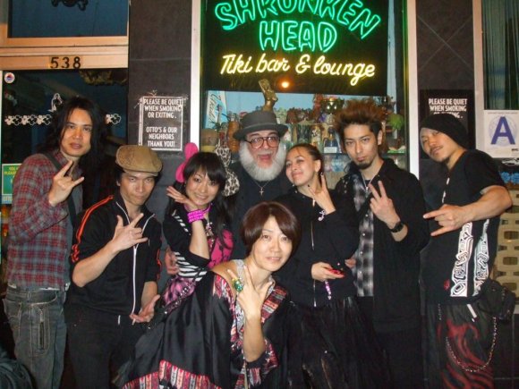 HIRO, JUN, SEIKO, NAOKO, Mr. WOOD, ANZA, NARUMI and BATCH outside OTTO's SHRUNKEN HEAD!