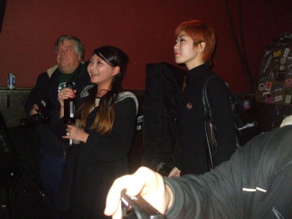 PHIL, MIKU and YO KUMO enjoying THE HIPP PIPPS!