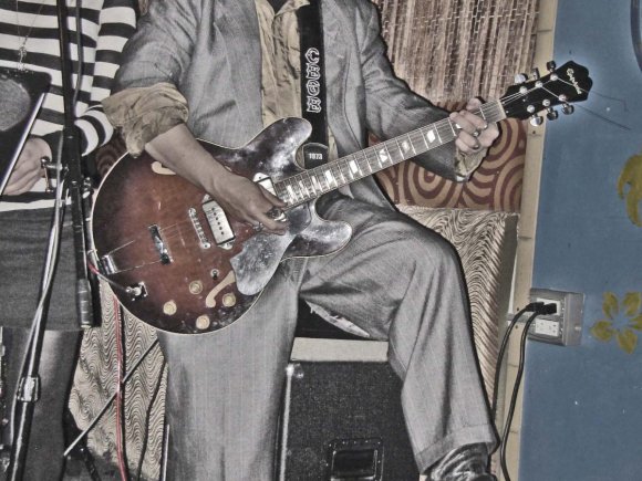 Nice shot of KENN's guitar and Sharkskin suit!