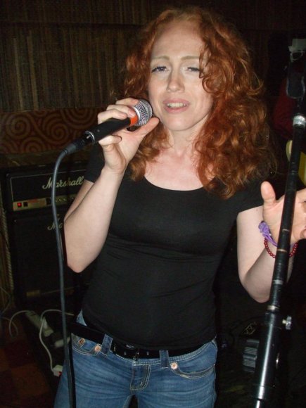 LAUREN (RED DRAGON) joins in for a song!