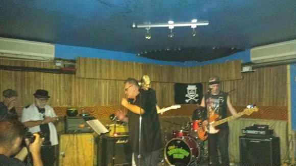 DANNY RAY nd Mr. WOOD off to the side while MIACHAEL ALBERT takes a pic of JOEY KELLY's ALL STARS!
