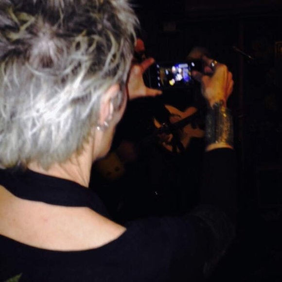 JANIS SHAW (THE CRAYOLAS) taking pictures!